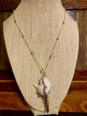 Simple Gold Leaf Natural Shell Necklace Mini Conch Shell